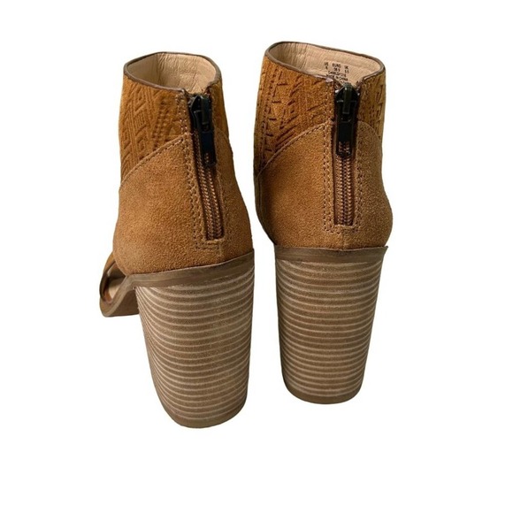 Kelsi Dagger Brooklyn Merrick Tan Suede Embossed Sandals Size 8 - Picture 4 of 10
